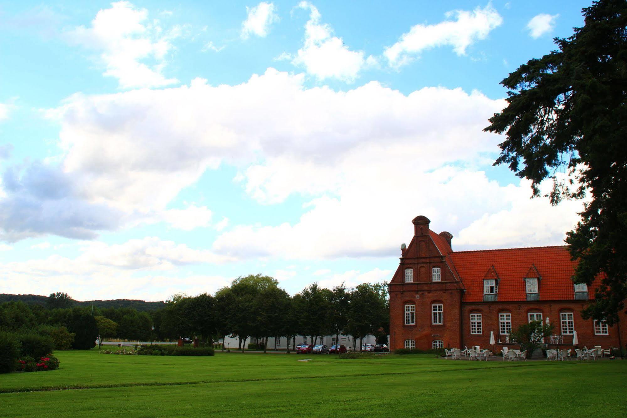 Отель Sophiendal Manor Lasby Экстерьер фото